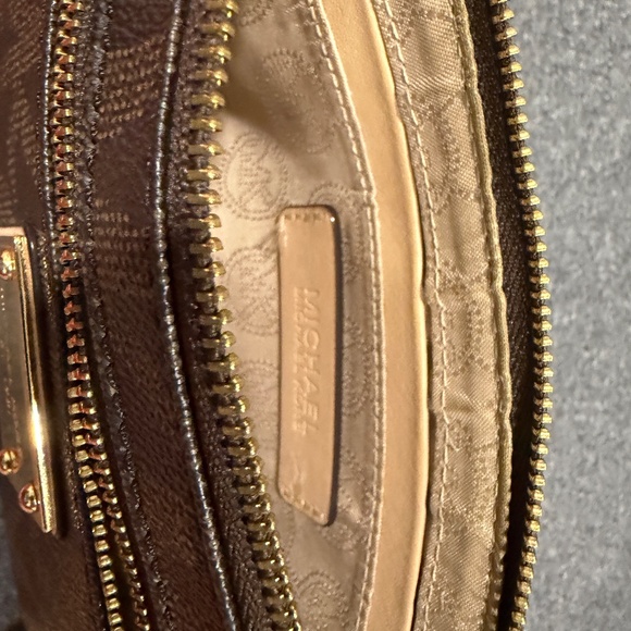 Michael Kors larger wristlet with - Picture 4 of 4